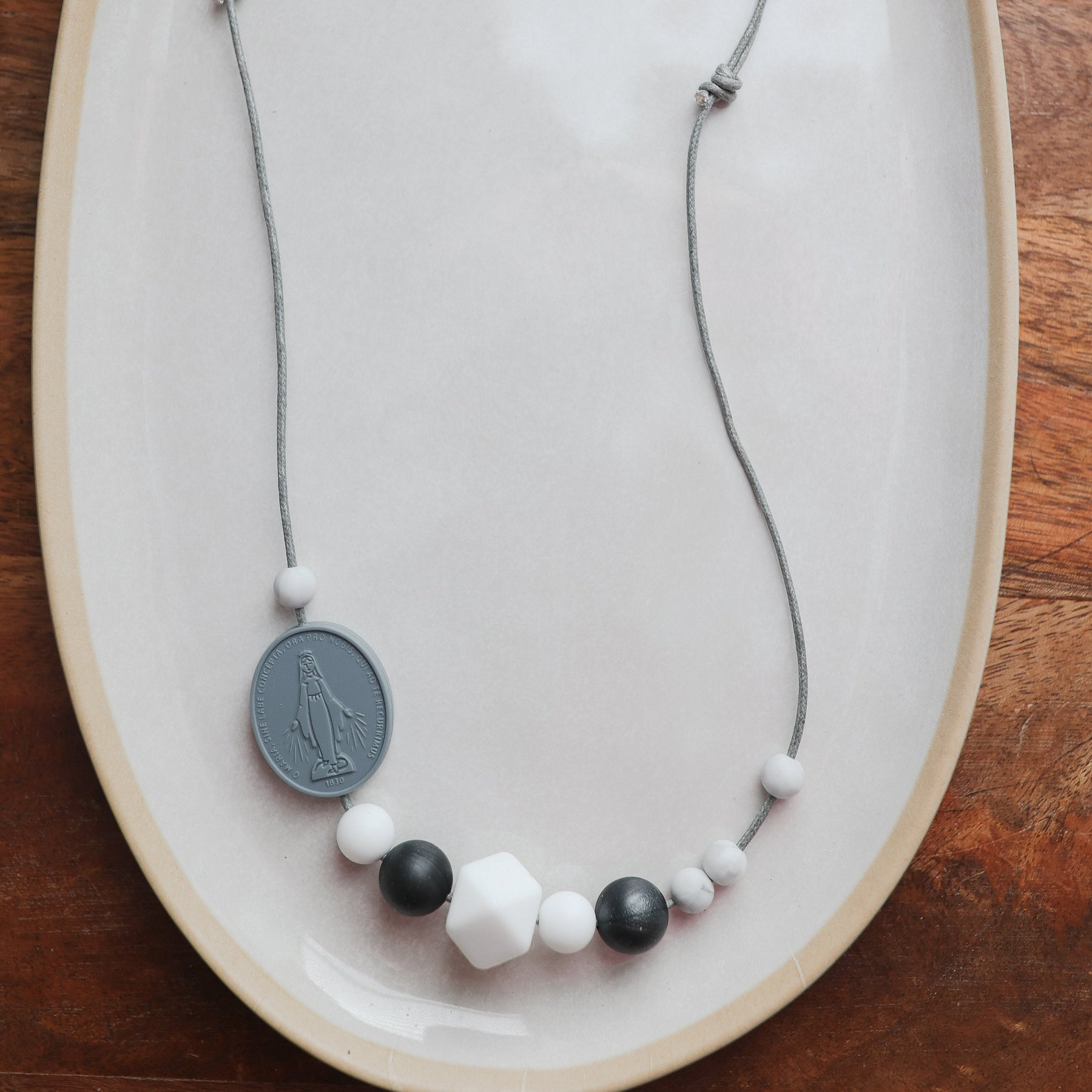 » Silicone Mama Necklace | Color and style will vary (100% off)