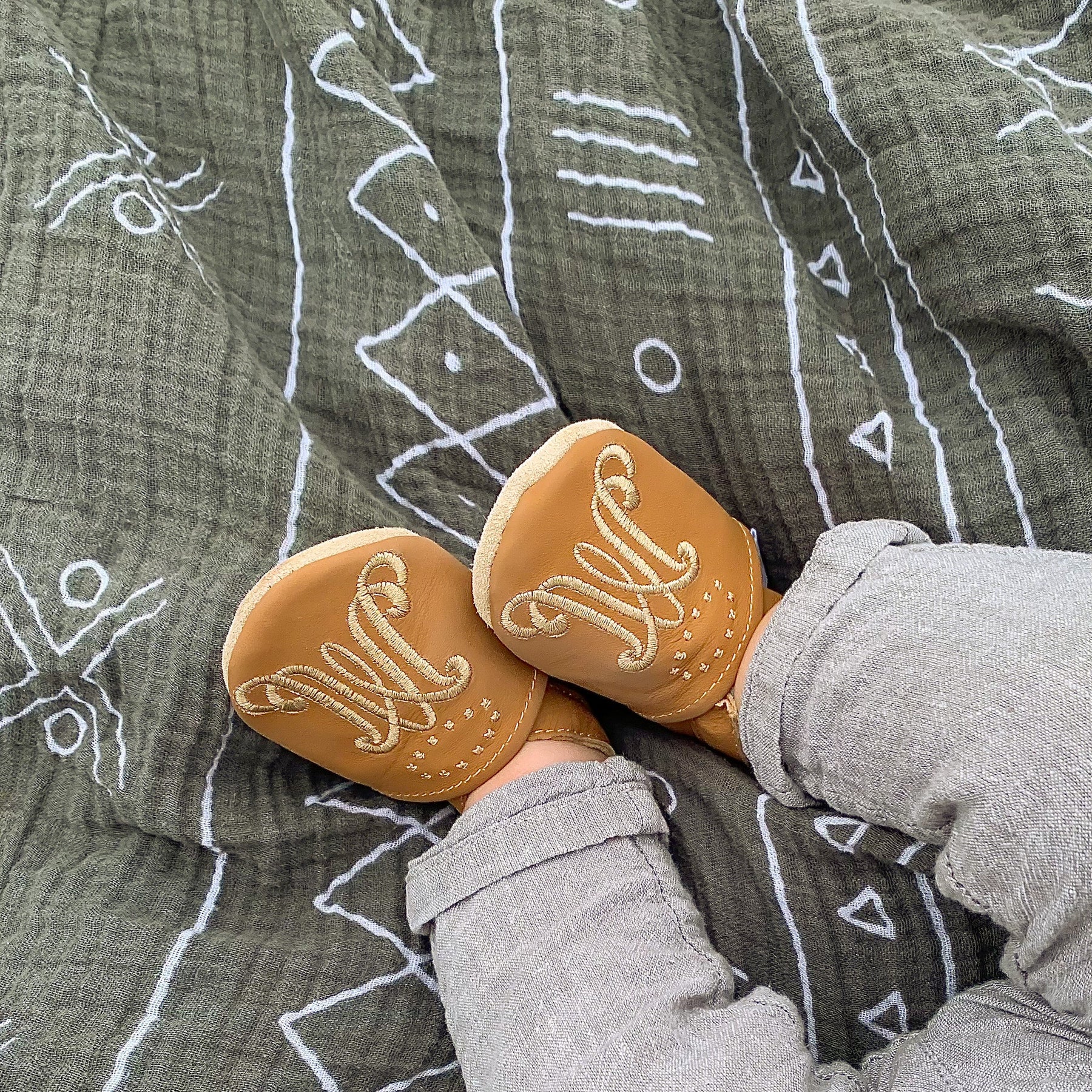 Emmaus Crib Shoes | Ave Maria | Caramel